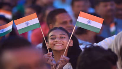 বাচ্চার স্বাধীনতা দিবস কাটুক অন্য ভাবে, বানাতে পারেন Tricolor Paper Craft, রইল আইডিয়া