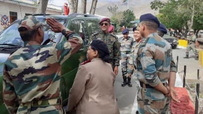 লাদাখের সেনা হাসপাতালে কর্নেল ধোনি, পতাকা তুলবেন সিয়াচেনে, দেখুন ছবি