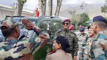 లడక్ లో ధోని పంద్రాగస్ట్ వేడుకలు... సైనికులతో ఆత్మీయ సమ్మేళనం