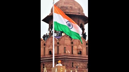 ಮೋದಿ ಕೆಂಪುಕೋಟೆಯಲ್ಲಿ: ಮುಖ್ಯಮಂತ್ರಿಗಳ ಧ್ವಜಾರೋಹಣ ಸ್ವಂತಕೋಟೆಯಲ್ಲಿ