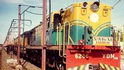 வைகை எக்ஸ்பிரஸ்க்கு வயசு 42 .. !! கேக் வெட்டி கொண்டாடிய மதுரை மக்கள் ...