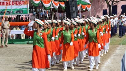 जम्मू-कश्मीर में कुछ इस तरह मनाया गया स्वतंत्रता दिवस, तस्वीरों से देखें आजादी का जश्न