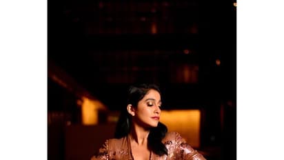 స్టైలిష్ లుక్ లో రెజీనా హాట్ క్లివేజ్ షో!