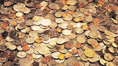 ട്രെയിന് തട്ടി മരിച്ച യാചകന്റെ ബാങ്ക് അക്കൗണ്ടില് ലക്ഷങ്ങള്, കുടിലില് സൂക്ഷിച്ചത് 1.75 ലക്ഷം