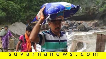 ನೆರೆ ಸಂತ್ರಸ್ತರಿಗಾಗಿ ಆಹಾರ ತಲೆ ಮೇಲೆ ಹೊತ್ತು ನದಿ ದಾಟಿದ ತಹಸೀಲ್ದಾರ್!