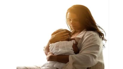 লুকিয়ে নয়, শিশুকে প্রকাশ্যে স্তন্যপান করিয়ে সাহসী অভিনেত্রী প্রতিবাদের ঝড় তুললেন সোশ্যাল মিডিয়ায়