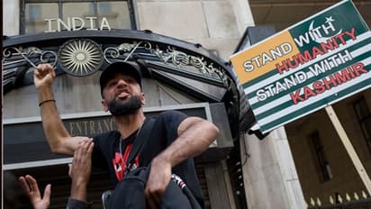 লন্ডনে ধুন্ধুমার পাক-দুষ্কৃতীদের! ভেস্তে গেল স্বাধীনতা দিবসের অনুষ্ঠান