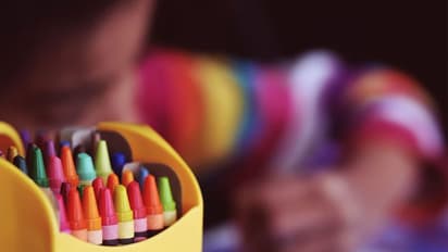 ജാതി അടിസ്ഥാനമാക്കി വിദ്യാര്ത്ഥികളുടെ കയ്യില് വിവിധ നിറത്തിലുള്ള ബാന്ഡുകള്; നിരോധിക്കാനാവില്ലെന്ന് വിദ്യാഭ്യാസ മന്ത്രി