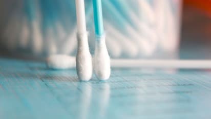 কিউ-টিপেই জমবে মেকাপ, জানুন কিউ-টিপ ব্যবহারের সুবিধা