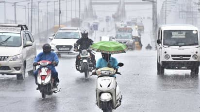 அதிகாலை முதல் பலத்த மழை..! போக்குவரத்து நெரிசலில் முடங்கிய சென்னை..!