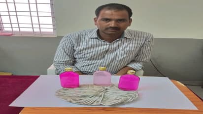 పంద్రాగస్టున ఉత్తమ అధికారి అవార్డు.. తర్వాతిరోజే లంచం తీసుకుంటూ..