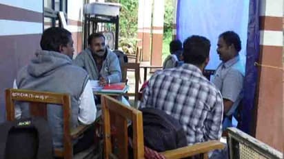 കഴിഞ്ഞ പ്രളയം കോളേജ് കെട്ടിടമെടുത്തു; പശുത്തൊഴുത്തില് പഠനം തുടരേണ്ട അവസ്ഥയില് വിദ്യാര്ത്ഥികള്