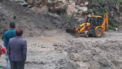 প্রবল বৃষ্টিতে ভূমিধস হিমাচল প্রদেশে, রাজ্যের একাধিক জেলায় জারি লাল সতর্কতা