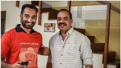 നൂറ്റിയേഴ് വയസ്സിനുളളില് ഈ റെക്കോര്ഡ് ഞാൻ തകര്ക്കും; സത്യൻ അന്തിക്കാടിന് വേറിട്ട ആശംസയുമായി അനൂപ് സത്യൻ