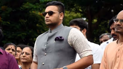 ಪ್ರವಾಸಿಗರನ್ನು ಹೂ ನೀಡಿ ಸ್ವಾಗತಿಸಿದ ಯದುವೀರ ಒಡೆಯರ್!