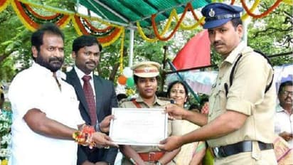 स्वतंत्रता दिवस के मौके पर मिला था 'बेस्ट कांस्टेबल' का अवार्ड, एक दिन बाद रिश्वत लेने में हुआ गिरफ्तार