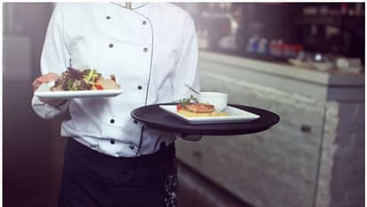 ഭക്ഷണം എത്തിക്കാന് വൈകി, വെയ്റ്ററിനെ കസ്റ്റമര് വെടിവെച്ചു കൊന്നു