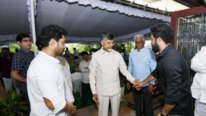 హరికృష్ణ వర్థంతి: జూ.ఎన్టీఆర్, కల్యాణ్‌రామ్‌లను పరామర్శించిన బాబు