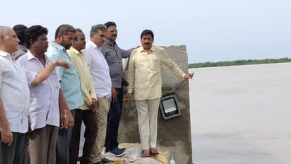 బెజవాడలో వరద ప్రభావిత ప్రాంతాల్లో టీడీపీ నేతల పర్యటన (ఫోటోలు)