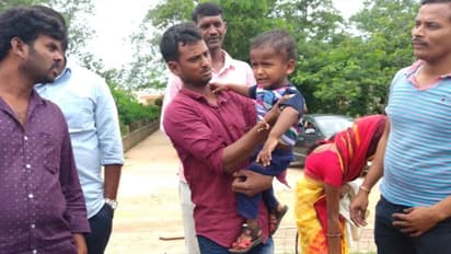 చిన్నారిని ఢీకొట్టిన మంత్రి శ్రీనివాస్ గౌడ్ కాన్వాయ్: తృటిలో తప్పిన ప్రమాదం