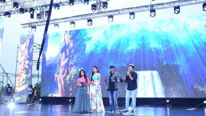 సాహో ప్రీరిలీజ్ ఈవెంట్: జనసంద్రంలా ప్రభాస్ అభిమానులు(ఫొటోస్)