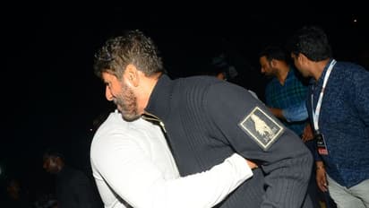 సాహో ప్రీరిలీజ్ ఈవెంట్: ప్రభాస్ తో అతిథులంతా.. (ఫొటోస్)