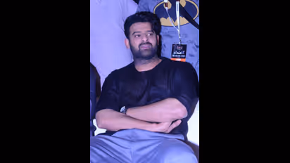 ఇలాంటి సినిమాలు వద్దని ఆయన భార్యకు ఫోన్ చేసి చెప్పా: ప్రభాస్!