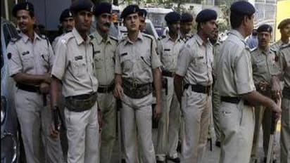 పరారీలో భర్త: ఆచూకీ చెప్పాలంటూ...నిండు గర్బిణీని తన్నిన మహిళా ఎస్పీ