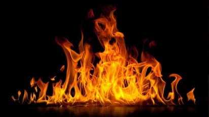 यूपी पुलिस के जांबाज सिपाहियों ने महिलाओं को जिंदा जलने से बचाया