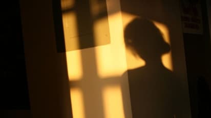 മേലുദ്യോഗസ്ഥനൊപ്പം കിടക്ക പങ്കിടാൻ ഭര്‍ത്താവ് നിര്‍ബന്ധിക്കുന്നു;  യുവതി  പരാതിയുമായി കോടതിയിൽ