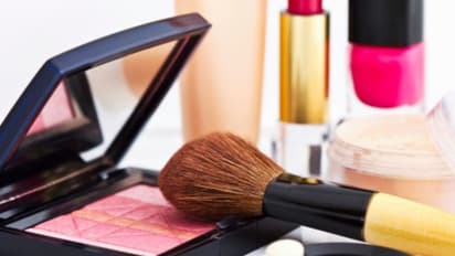 ত্বকের পাশাপাশি বর্ষায় যত্ন নিন কসমেটিকসেরও! জেনে নিন কিছু সহজ উপায়