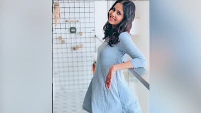 প্রকাশ্যে সন্তানকে স্তন্যপান নয় কেন! প্রশ্ন তুললেন এই অভিনেত্রী