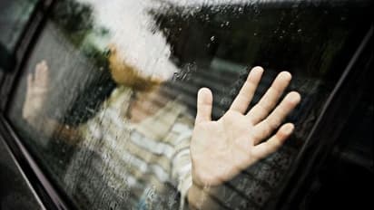 మిత్రుడిని బాత్రూమ్లో పెట్టి గొళ్లెం: భయంతో చిన్నారి మృతి