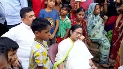 হঠাৎ গ্রামে হাজির মমতা, চা খেয়ে শিশুদের হাতে তুলে দিলেন চকোলেট