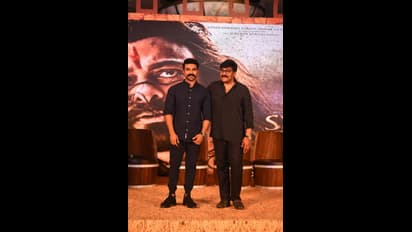 ముంబైలో అట్రాక్షన్ గా మారిన చిరు, చరణ్, తమన్నా(ఫొటోస్)