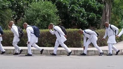 मुलायम के गढ़ सैफई में रैगिंग का हास्यास्पद तरीका