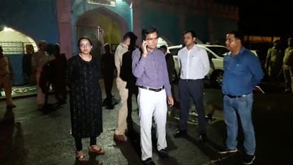 कड़ी सुरक्षा के बीच वाराणसी जेल भेजे गए 30 कश्मीरी कैदी