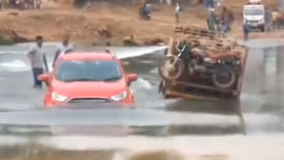 ತುಂಬಿ ಹರಿಯುತ್ತಿರುವ ನದಿ ದಾಟಿದ ಫೋರ್ಡ್ ಇಕೋಸ್ಪೋರ್ಟ್!