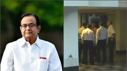 সিবিআই হানা দিল বাড়িতে, সুপ্রিম কোর্টে দরজায় দরজায় ঘুরে খালি হাতে ফিরলেন চিদাম্বরম