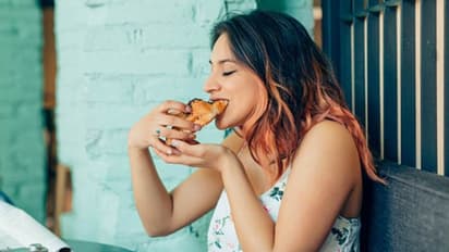 চামচ দিয়ে খেতে স্বাচ্ছন্দ্য, হাত দিয়ে খাওয়ার উপকারিতা জানলে বদলে ফেলবেন স্বভাব