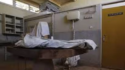 मुर्दाघर में रखे शव से निकाल ली आंखे, मचा हड़कंप