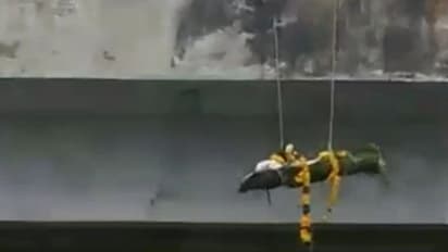 "அந்த சாதியா?? பொணத்தை கூட இந்த வழியா கொண்டு வராத" .. - பாலத்தில் தொட்டில் கட்டி இறக்கப்படும் சடலம் .. இருபத்தியோராம் நூற்றாண்டில் தொடரும் அவலம் ..