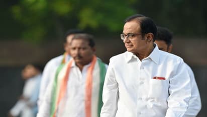 যখন তখন গ্রেফতার, লুকিয়ে চিদম্বরম, পাশে দাঁড়ালেন রাহুল- প্রিয়ঙ্কা