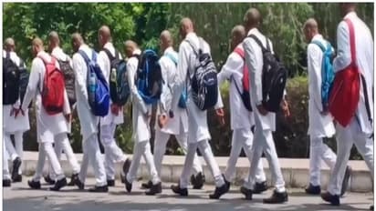 റാഗിങ്: 150 മെഡിക്കല് വിദ്യാര്ത്ഥികളെ മൊട്ടയടിപ്പിച്ച് റോഡിലൂടെ നടത്തി