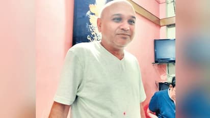 अचानक सुबह कुछ लोग घर के अंदर घुसे, परिचय सुनते ही कुर्सी पर बैठ रोने लगा अफसर, बोला- मैंने कुछ नहीं किया...