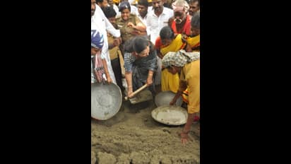 முழு சித்தாளாக மாறி தெருவில் மண் அள்ளிய பிரேமலதா...! விஜயகாந்த் பார்த்திருந்தால் ரத்தக்கண்ணீரே வடித்திருப்பார்...!