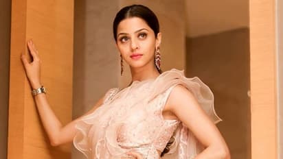 నాజూకైన అందంతో వేదిక.. గ్లామర్ ఫోజులు అదుర్స్!