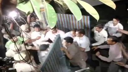 ಕೈ ಕಚೇರಿ ಮುಂದೆ ಹೈಡ್ರಾಮಾ: ಚಿದು ಮನೆ ಗೇಟ್ ಜಿಗಿದ ಅಧಿಕಾರಿಗಳು!