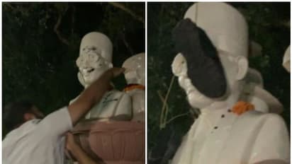 സവര്ക്കറുടെ പ്രതിമയില് ചെരുപ്പുമാലയിട്ട് എന്എസ്യുഐ നേതാക്കള്