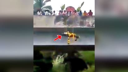 దళితుడి మృతదేహన్ని ఇలా తరలించారు